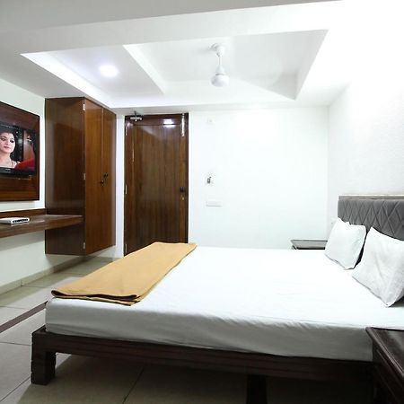 Hotel Seven Ahmadábád Kültér fotó
