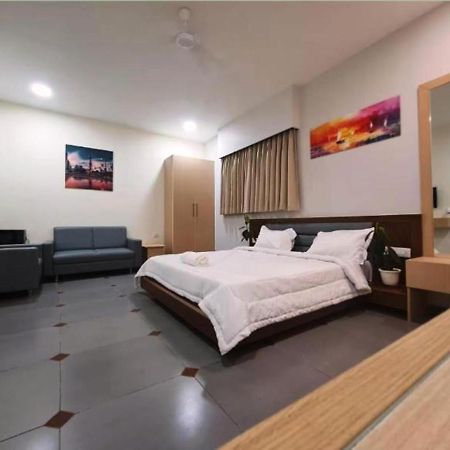 Hotel Seven Ahmadábád Kültér fotó