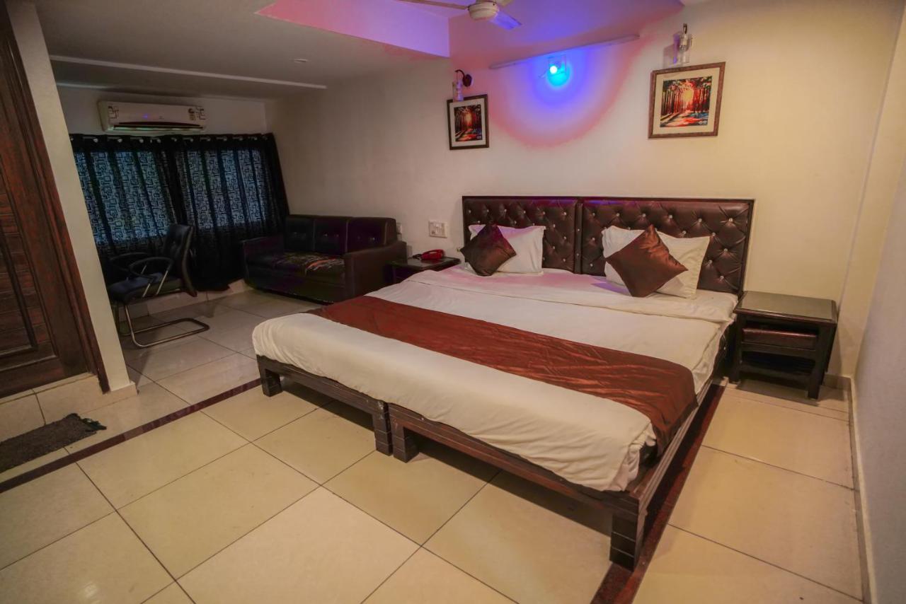 Hotel Seven Ahmadábád Kültér fotó
