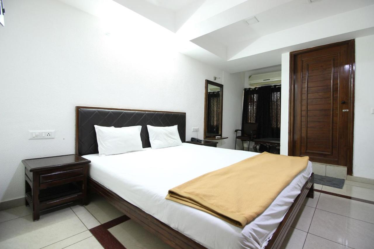 Hotel Seven Ahmadábád Kültér fotó
