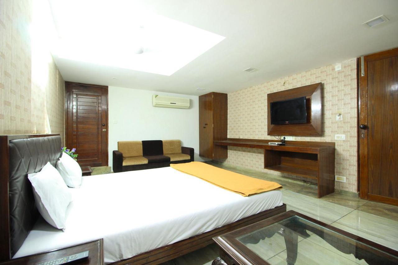 Hotel Seven Ahmadábád Kültér fotó