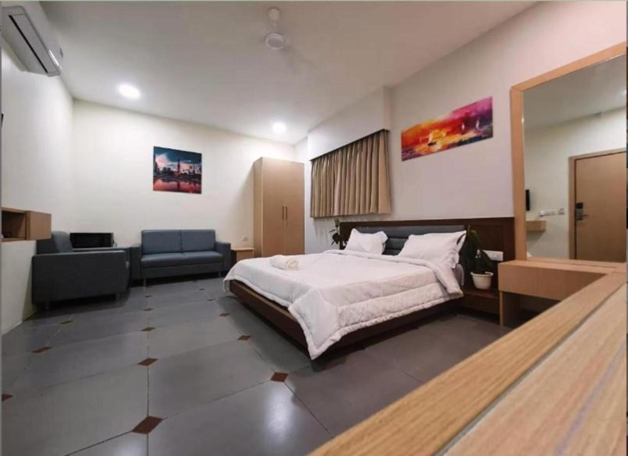 Hotel Seven Ahmadábád Kültér fotó